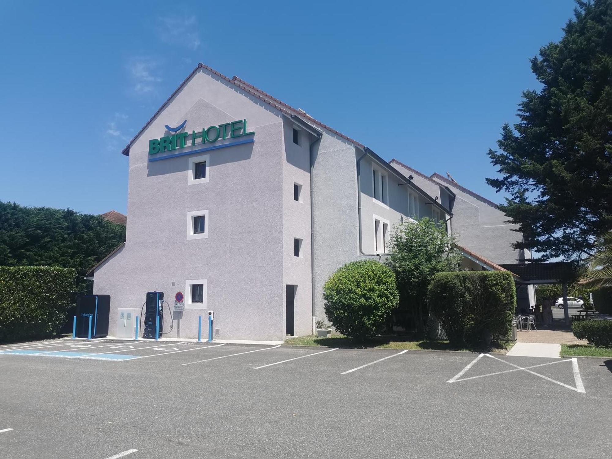 Brit Hotel Confort Pau Lons Экстерьер фото