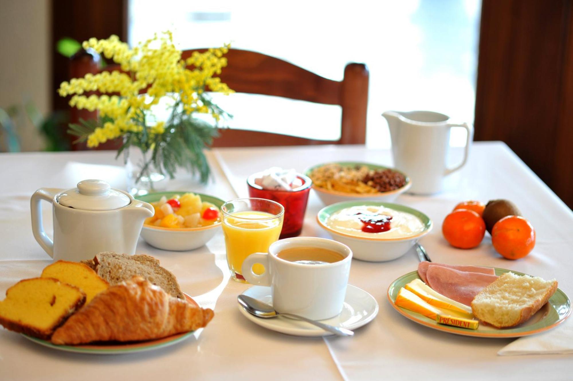 Brit Hotel Confort Pau Lons Экстерьер фото