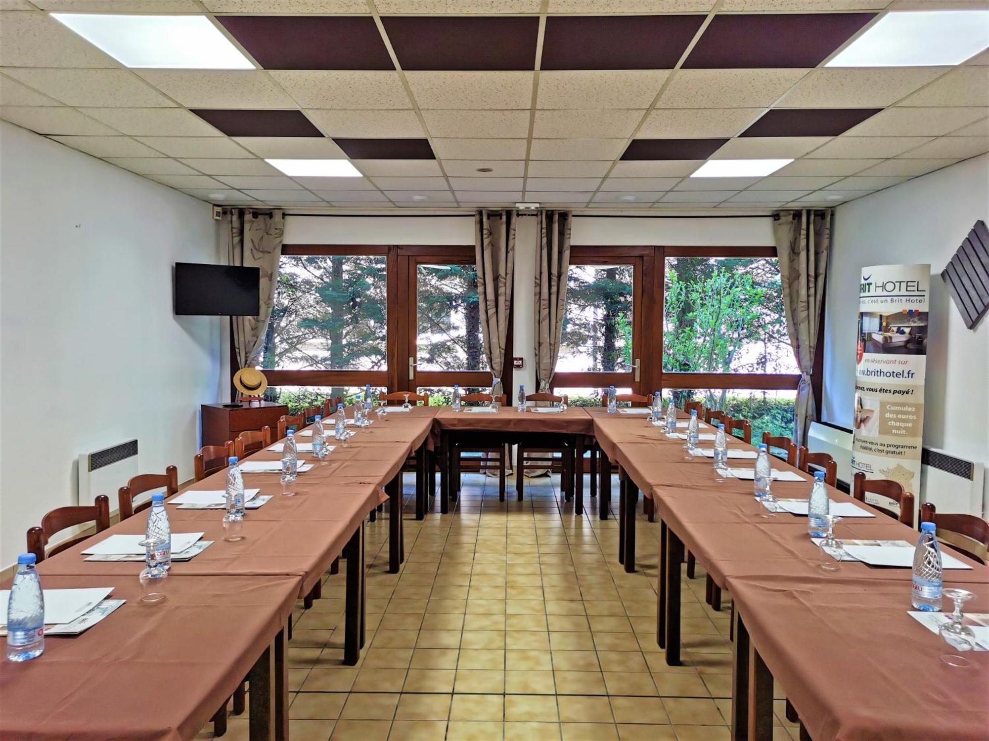 Brit Hotel Confort Pau Lons Экстерьер фото