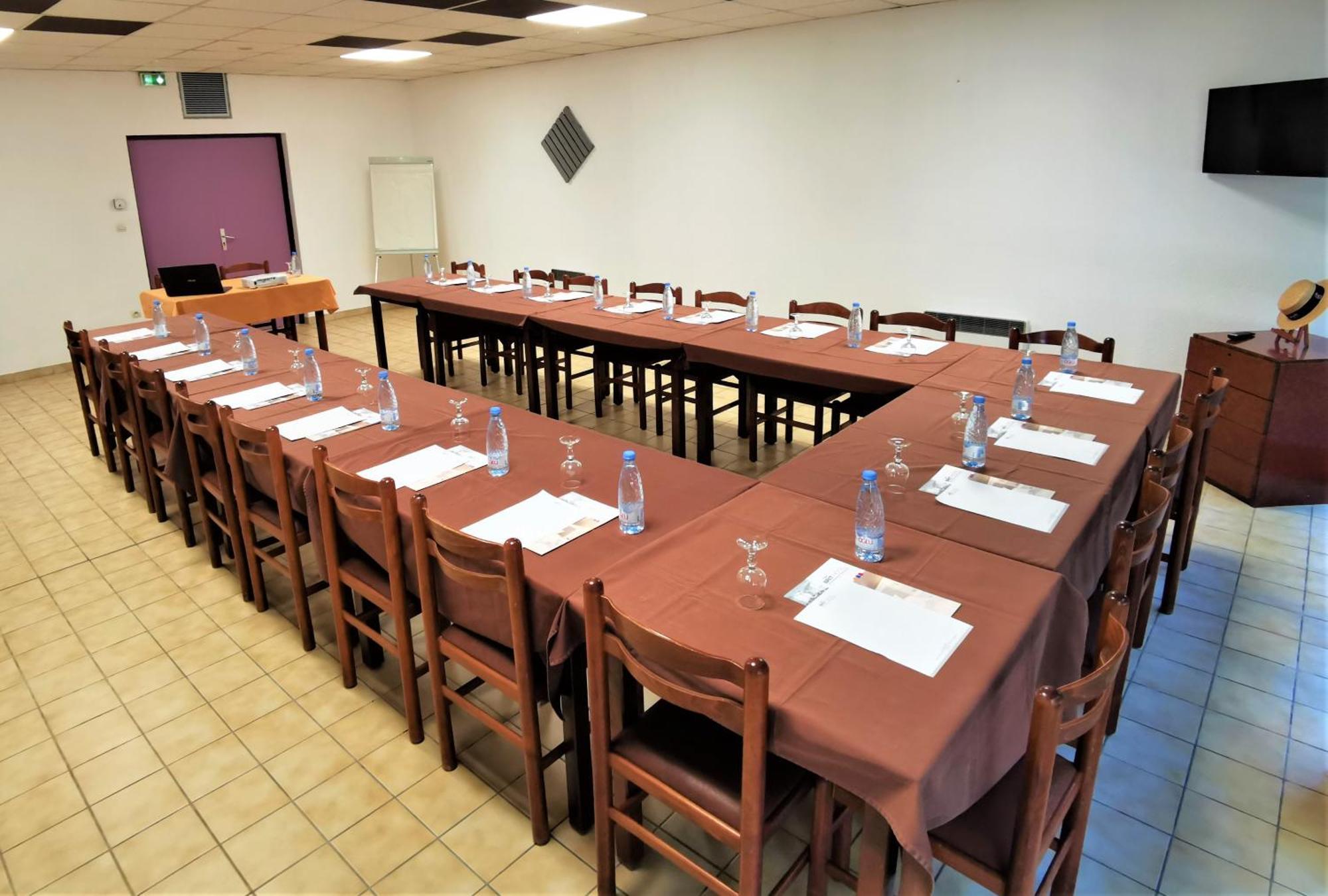 Brit Hotel Confort Pau Lons Экстерьер фото