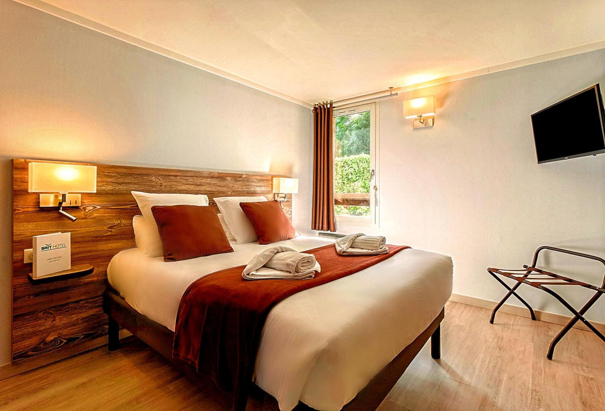 Brit Hotel Confort Pau Lons Экстерьер фото