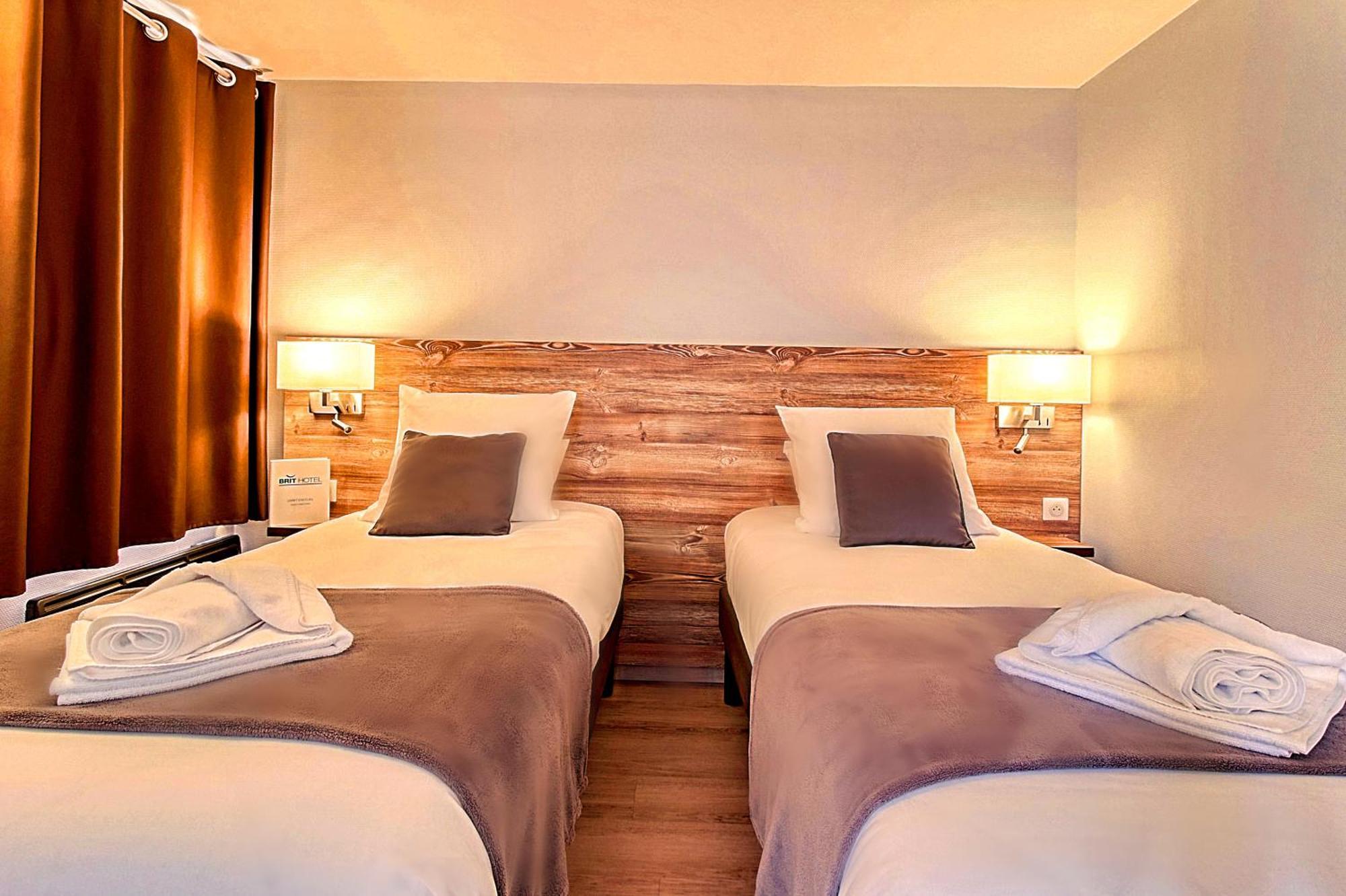 Brit Hotel Confort Pau Lons Экстерьер фото