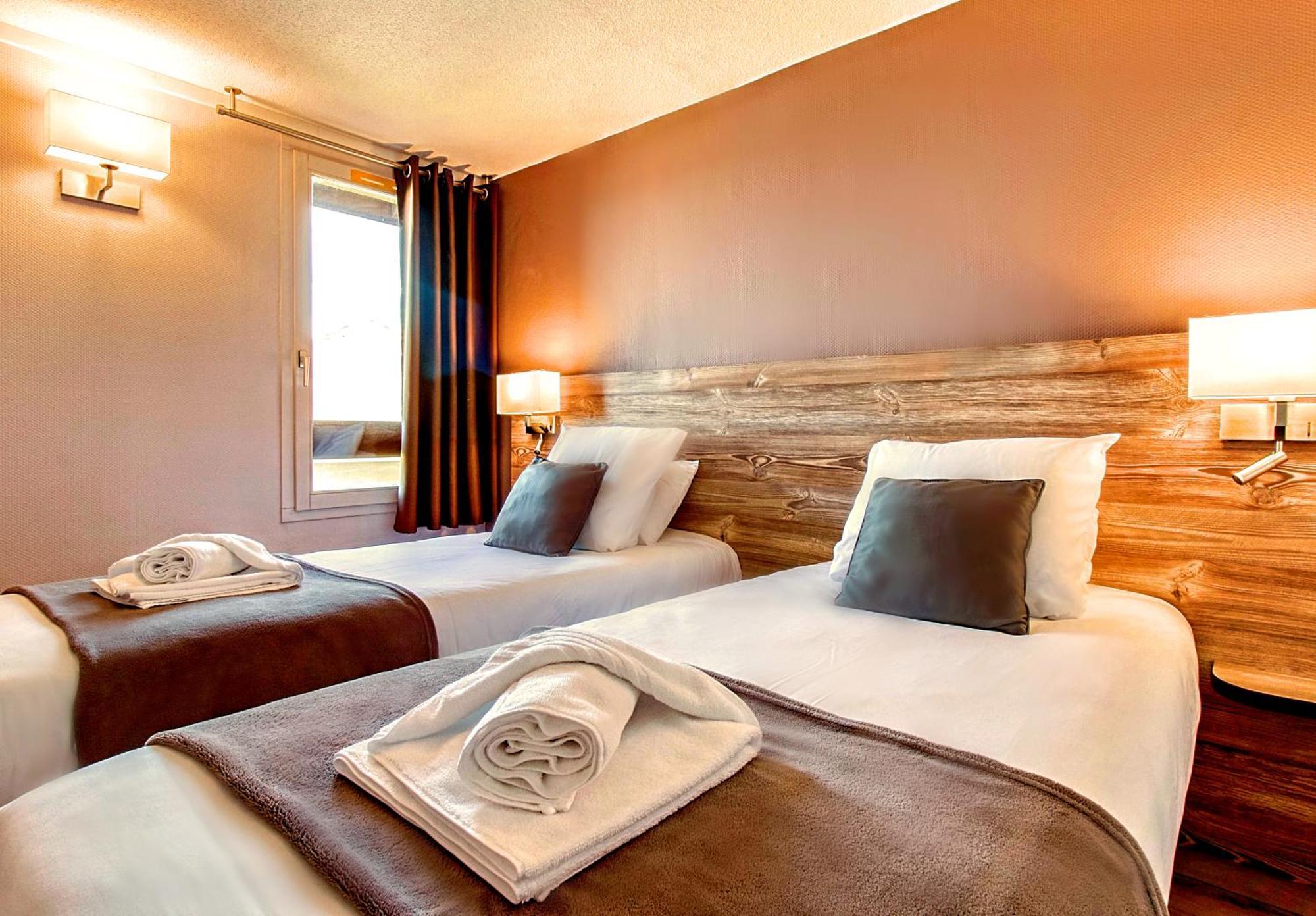 Brit Hotel Confort Pau Lons Экстерьер фото