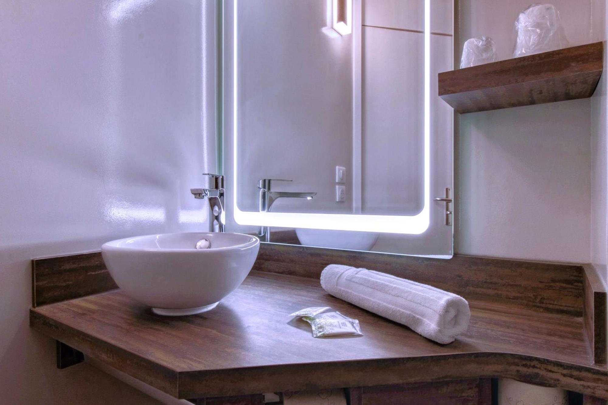 Brit Hotel Confort Pau Lons Экстерьер фото