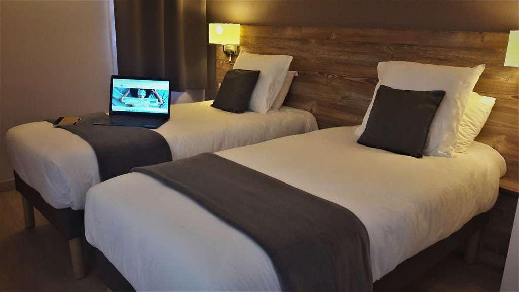 Brit Hotel Confort Pau Lons Номер фото